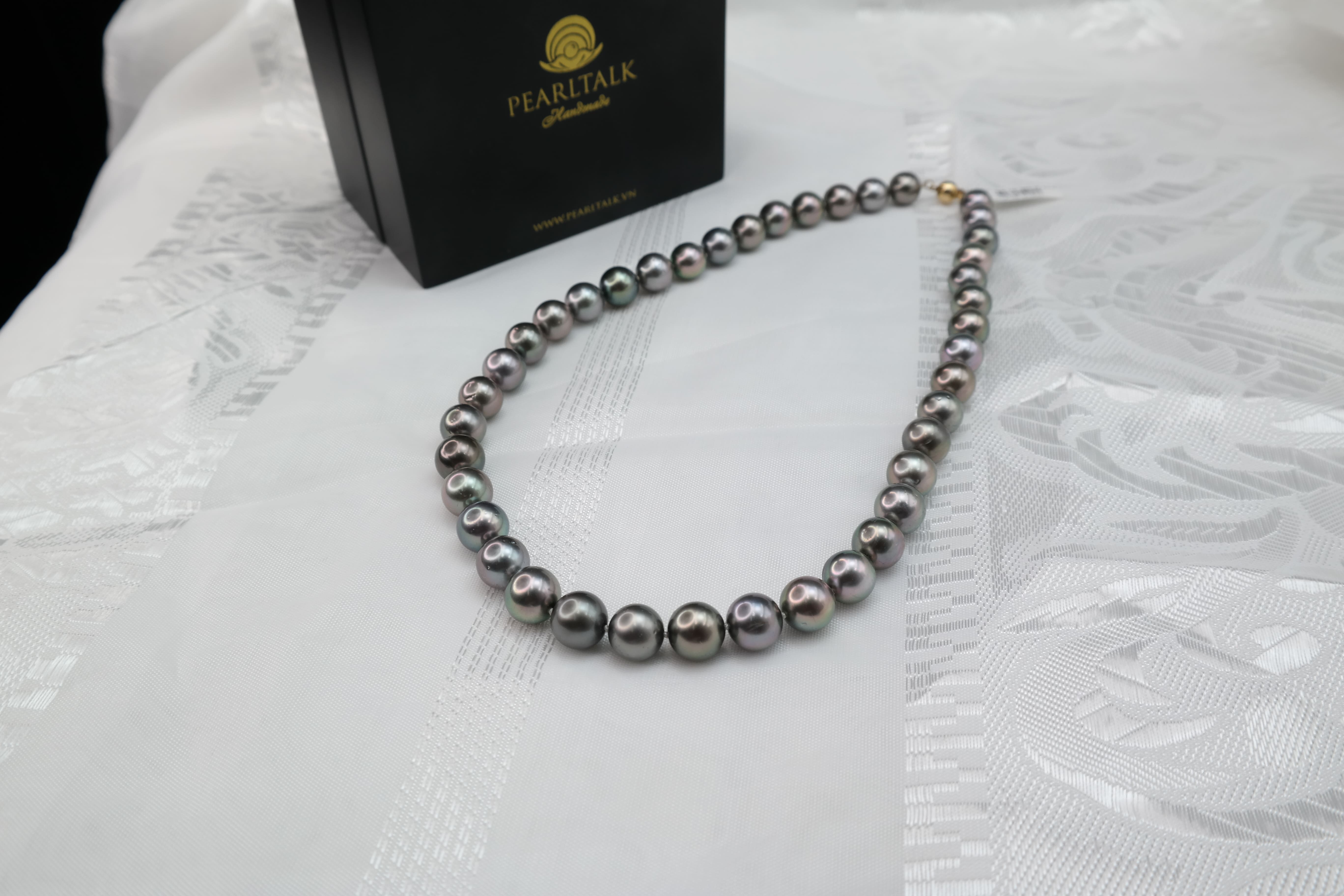CHUỖI NGỌC TRAI LOVE ĐEN ÁNH XANH